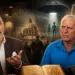 Deux hommes discutent de la divulgation extraterrestre vatican devant une image du dôme de Saint-Pierre et d'un ovni