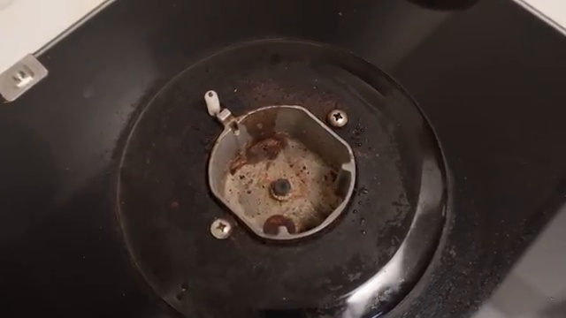 Vue rapprochée du trou bouché à la base de l'électrode