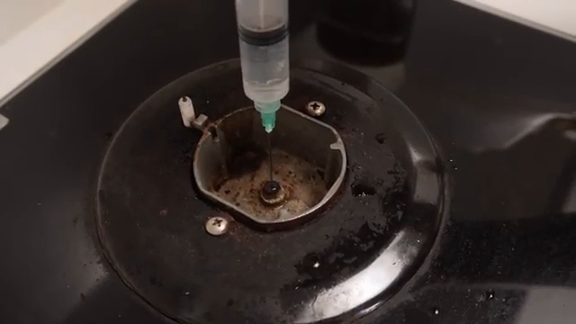 Injection du vinaigre blanc avec la seringue dans le conduit