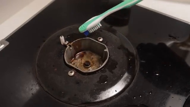 Brossage de la zone avec une vieille brosse à dents