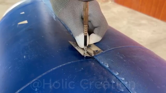 Fixation des charnières métalliques avec une perceuse visserie