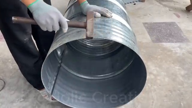Découpe du fût métallique à la meuleuse d'angle