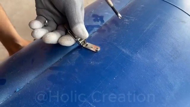 Installation du loquet de fermeture sur la trappe d'accès