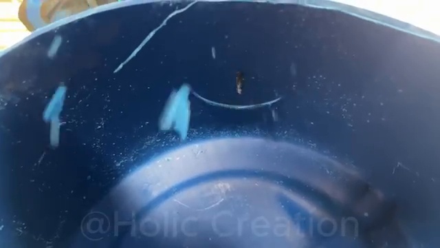 Découpe de l'ouverture circulaire supérieure avec une scie cloche