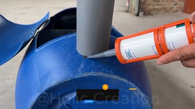 Application du mastic silicone autour du tuyau d'admission PVC