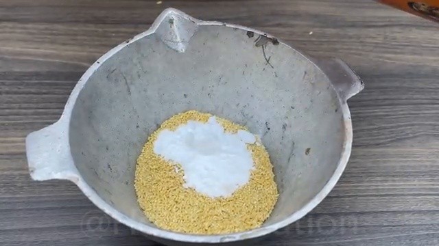 Ajout de bicarbonate de soude à la poudre de nouilles