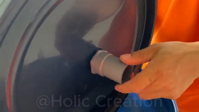 Montage du raccord traversant fileté en PVC sur le couvercle