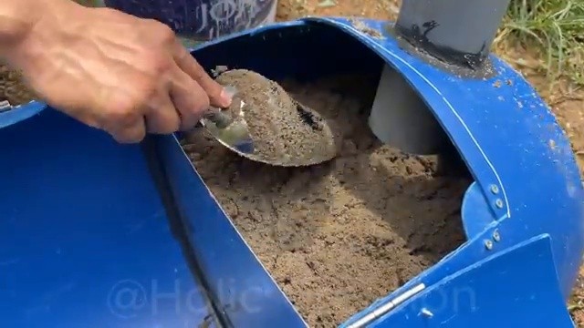Remplissage du premier compartiment de filtration avec du sable