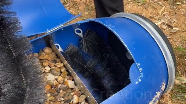 Installation des brosses filtrantes dans le troisième compartiment