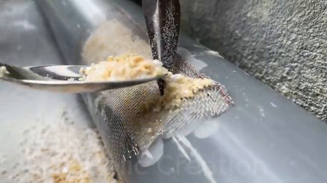 Renforcement du tuyau endommagé avec une grille métallique et la poudre magique