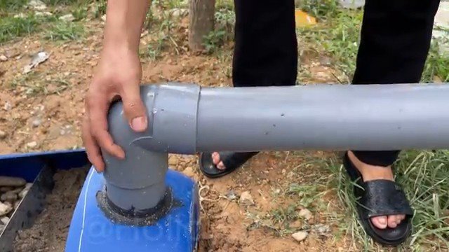 Raccordement du tuyau d'évacuation en PVC au coude d'entrée