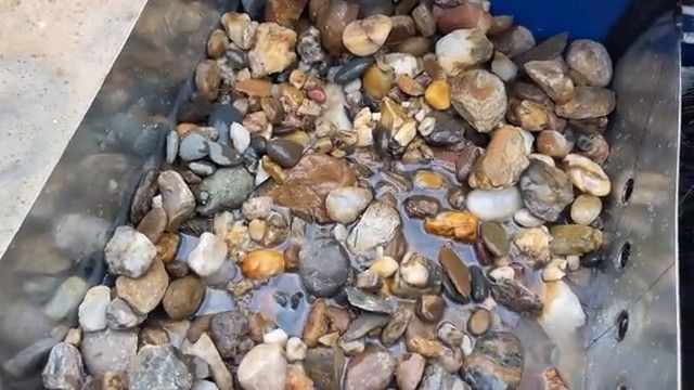 Passage de l'eau usée à travers la couche de sable et de galets