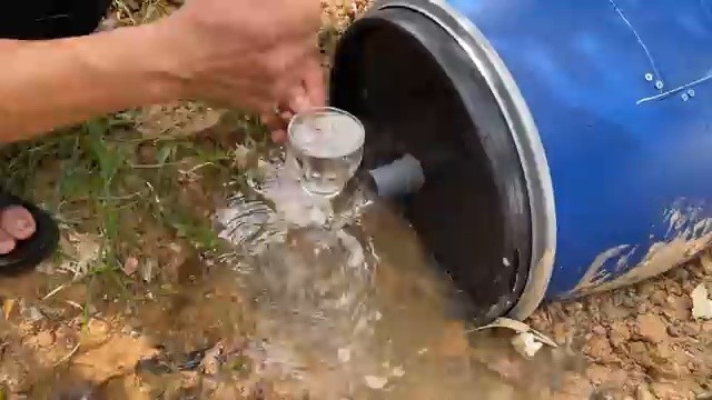 Écoulement d'eau parfaitement transparente et purifiée en sortie
