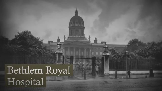 Entrée monumentale du Bethlem Royal Hospital (Bedlam) à Londres avec de grandes grilles en fer forgé.