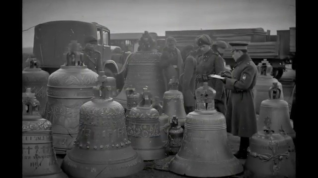 Groupe de soldats inspectant et consignant de nombreuses cloches rassemblées.