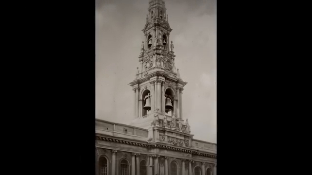 Détail de clocher avec plusieurs cloches visibles, en lien avec la question des fréquences sonores.