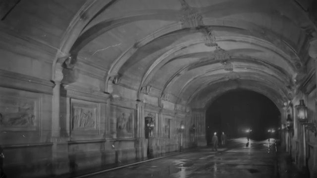 Tunnel voûté ou passage souterrain éclairé par des lanternes, évoquant les sous-sols et infrastructures oubliés.