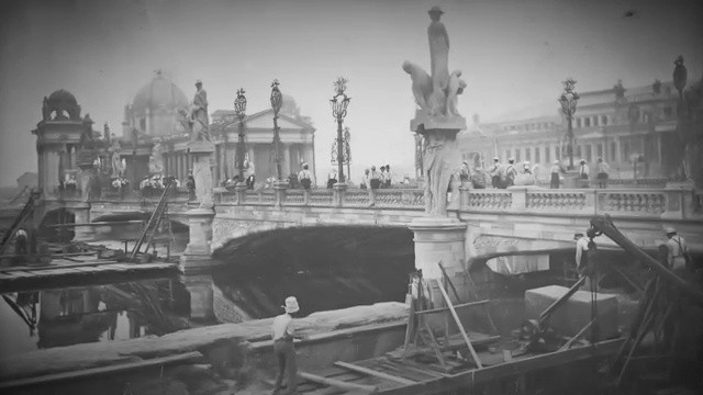 Pont orné de statues avec des échafaudages de construction, symbolisant la transition et la destruction de l'ancienne infrastructure.