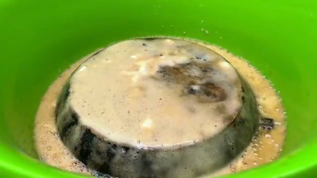 Poele saupoudree de bicarbonate et Coca-Cola