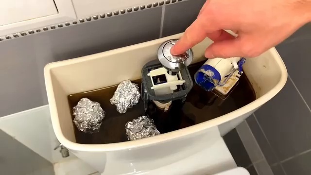 Boules d aluminium placees dans le reservoir des WC
