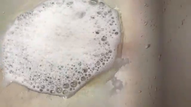 Reaction effervescente bicarbonate et vinaigre dans la bonde