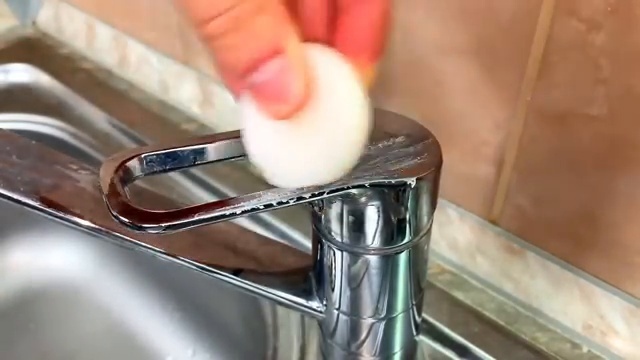 Frottage du robinet avec une bougie en paraffine