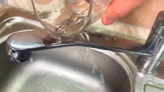 Effet deperlant de l eau sur le robinet protege