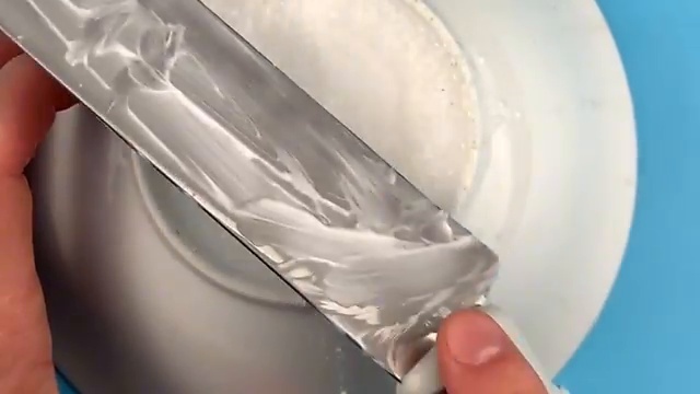 Affutage de la lame de couteau au dentifrice sur rebord en ceramique