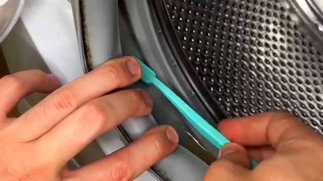Nettoyage du joint en caoutchouc du tambour a la brosse a dents