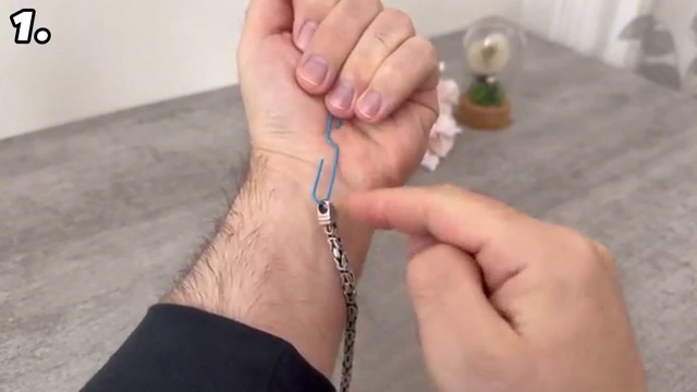 Attacher le bracelet à l'aide du trombone