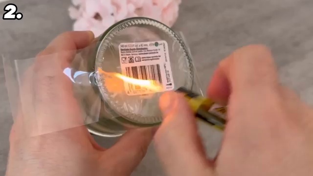 Chauffer l'étiquette avec un briquet