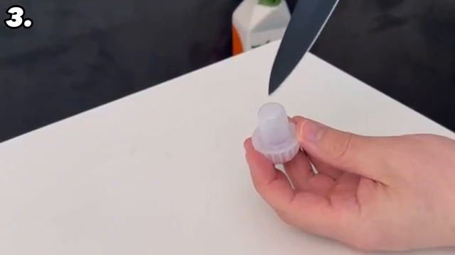 Couper la base du bouchon en plastique