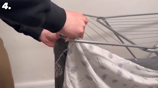 Attacher le drap sur la première aile de l'étendoir