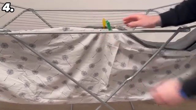 Le drap forme un hamac sous l'étendoir
