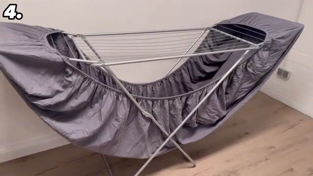 Grand drap étendu à l'envers sur le dessus