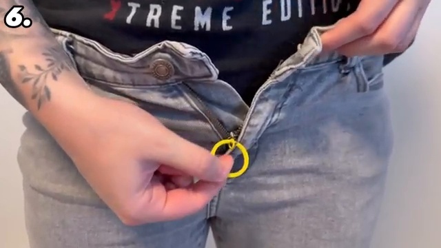 Accrocher l'anneau autour du bouton du pantalon