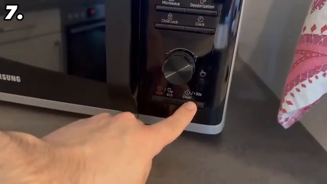 Maintenir les boutons du micro-ondes pour couper le son