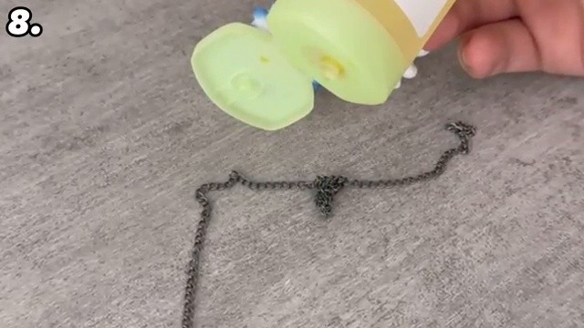 Mettre de l'huile pour bébé sur le nœud du collier