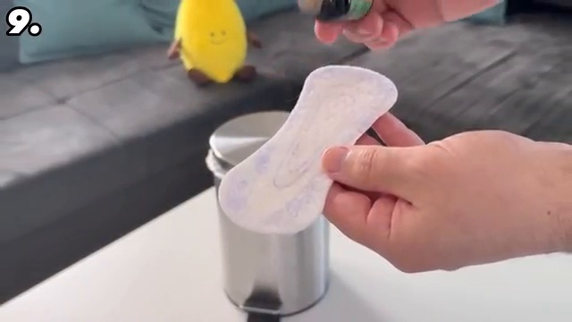 Verser de l'huile essentielle sur le protège-slip