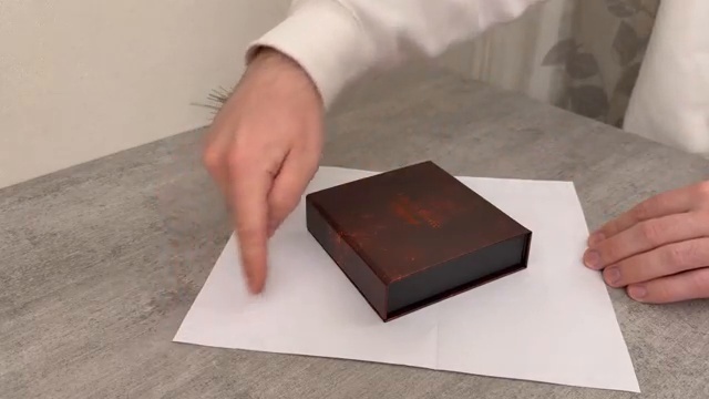 Positionnement du cadeau en diagonale sur le papier