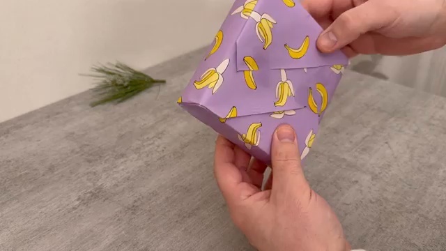 Vue du dessous du cadeau concentrant tout le ruban adhésif