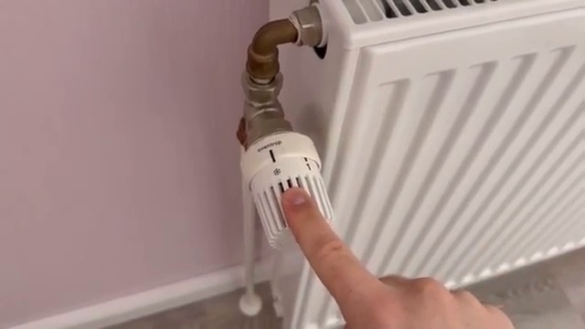 Gros plan sur le symbole du flocon de neige de la vanne thermostatique