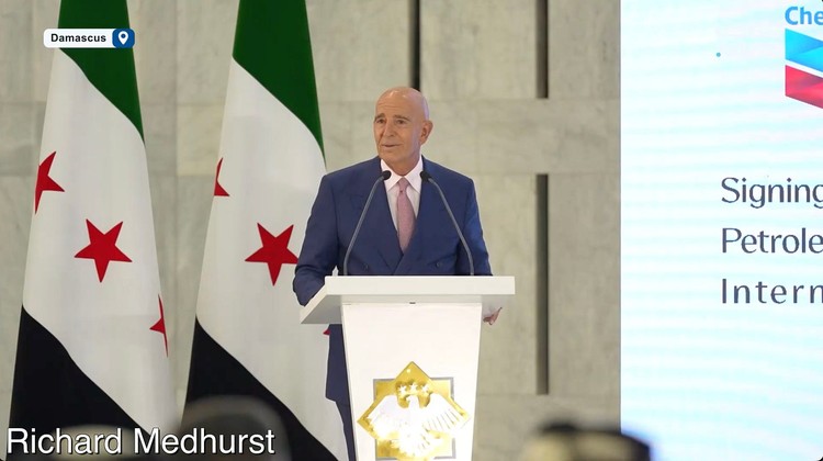L'envoyé américain Tom Barrack s'exprimant lors de la cérémonie de signature entre Chevron et le gouvernement de Jolani