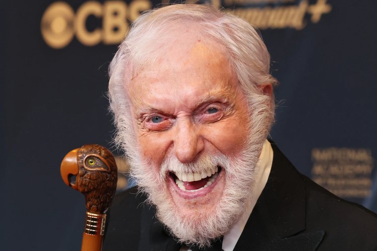 Dick Van Dyke en route pour recevoir un Daytime Emmy à Los Angeles en juin 2024