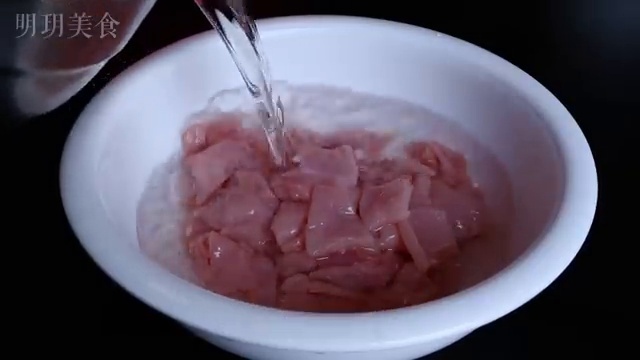 Trempage des tranches de viande dans l'eau tiède