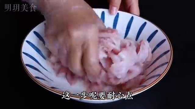 Massage de la viande avec l'eau aromatisée pour absorption