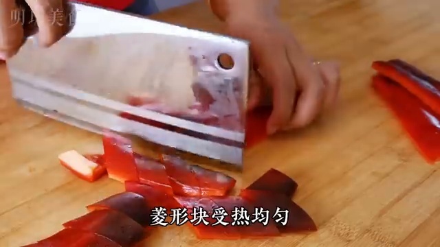 Découpe du poivron rouge en forme de losanges