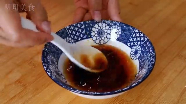 Mélange de la sauce universelle dans un petit bol