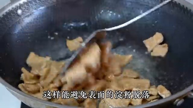 Cuisson des tranches de viande marinées dans le wok
