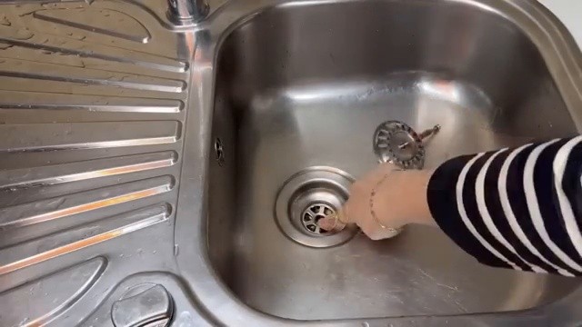 Démontage de la grille centrale de l'évier